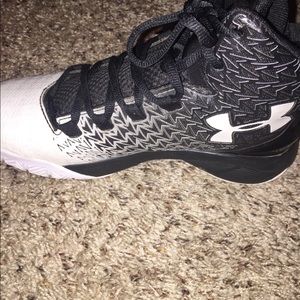 BOYS UNDERARMOUR HIGHTOPS